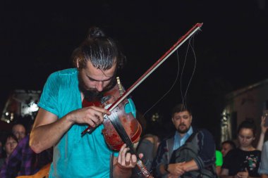 1 Eylül 2018 Minsk Beyaz Rusya sokak şenlikleri akşam şehrin bir adam bir keman ile insanların önünde sokakta oynuyor