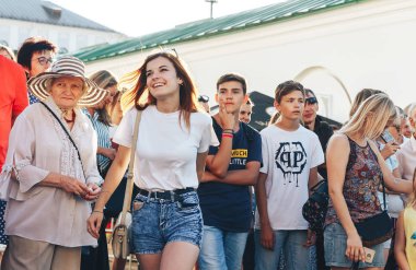 4 Ağustos 2018 Akşam kentte sokak şenlikleri Sokakta bir sokak konseri izliyor.