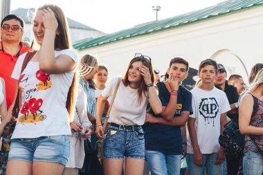 4 Ağustos 2018 Akşam kentte sokak şenlikleri Sokakta bir sokak konseri izliyor.