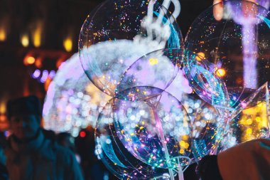 Bulanık ışıkların arka planında balonlar