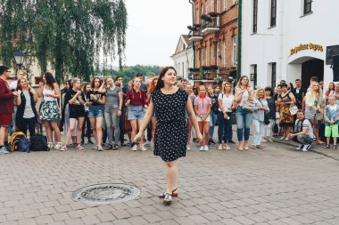 21 Temmuz 2018 , Minsk,Belarus Caddesi'nde bir sokak konserinde insanların önünde mikrofonla yürüyen bir kadın