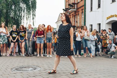 21 Temmuz 2018 , Minsk,Belarus Caddesi'nde bir sokak konserinde insanların önünde mikrofonla yürüyen bir kadın