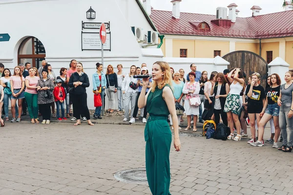 Juli 2018 Minsk Vitryssland Street Walks Flicka Med Mikrofon Grön — Stockfoto