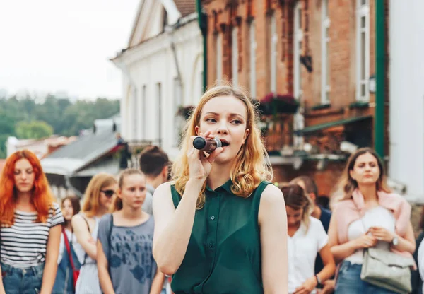 Julho 2018 Minsk Belarus Rua Anda Menina Com Microfone Terno — Fotografia de Stock