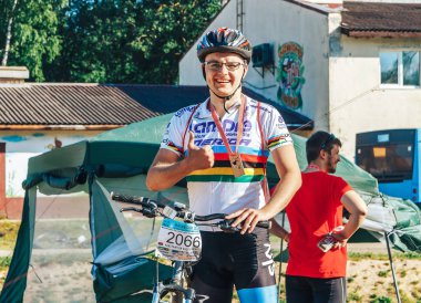 26-27 Mayıs 2018 Naliboki,Belarus Tüm Belarus amatör maratonu Naliboki Parkta bisikletin yanında madalyalı bir adam