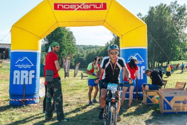 26-27 Mayıs 2018 Naliboki,Belarus Tüm Belarus amatör maratonu Naliboki Bisikletli bir adam finişte madalyalı duruyor