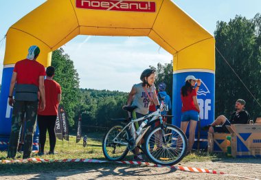 26-27 Mayıs 2018 Naliboki,Belarus Tüm Belarus amatör maratonu Naliboki Bir kadın şişme kemer yanında duruyor.