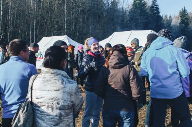 17 Kasım 2018 Logoisk Belarus Beetle-trail 8 Logoisk Bir kız duruyor insanlar arasında bir işaret gösteren.