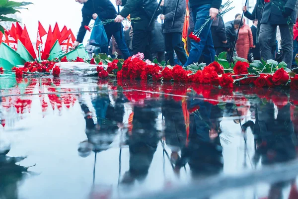 Rosas rojas yacen en el granito negro — Foto de Stock