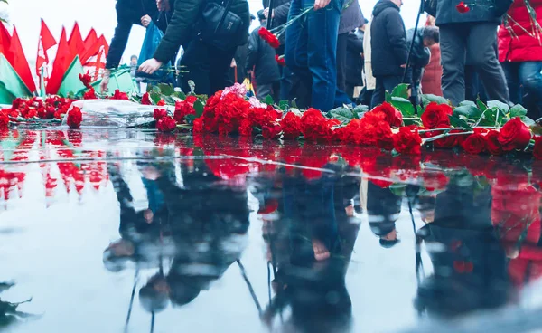 Red roses lie on the black granite — Stock Photo, Image