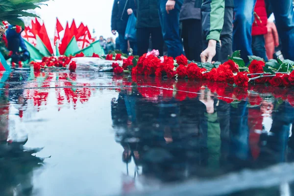 Red roses lie on the black granite — Stock Photo, Image