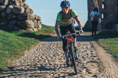 6 Ekim 2018 Novogrudok Belarus Kalesi Yolu Bir adam taş yolda bisikletsürüyor