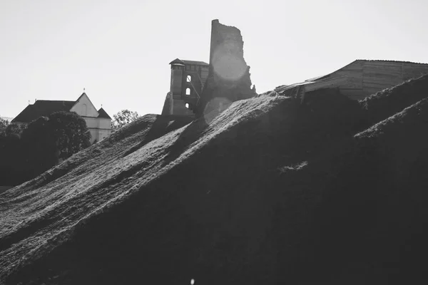 Antiguo castillo en ruinas en la montaña en Novogrudok —  Fotos de Stock