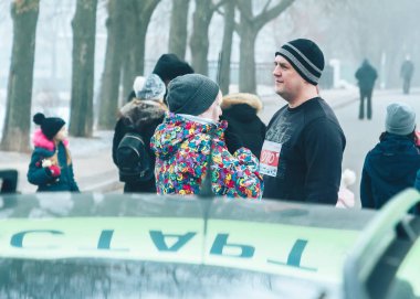 9 Şubat 2019 Minsk Belarus Koşusu 14 Şubat'a adanmış Qahanna Woman posterin yansımasının yanında bir adamla konuşuyor