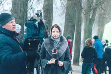 9 Şubat 2019 Minsk Belarus Run 14 Şubat qahanna Kadın muhabiri için büyük bir kamera ile bir adam hakkında maliyeti adanmış