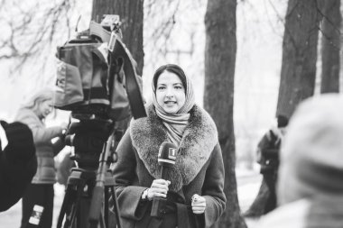 9 Şubat 2019 Minsk Belarus Run 14 Şubat qahanna Kadın muhabiri için büyük bir kamera siyah beyaz görüntü ile bir adam hakkında maliyeti adanmış