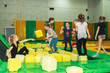 9 Şubat 2019 Trambolin salonunda Minsk Belarus Eğitimi Genç bir kız spor salonunda başka bir kıza köpük küp atar