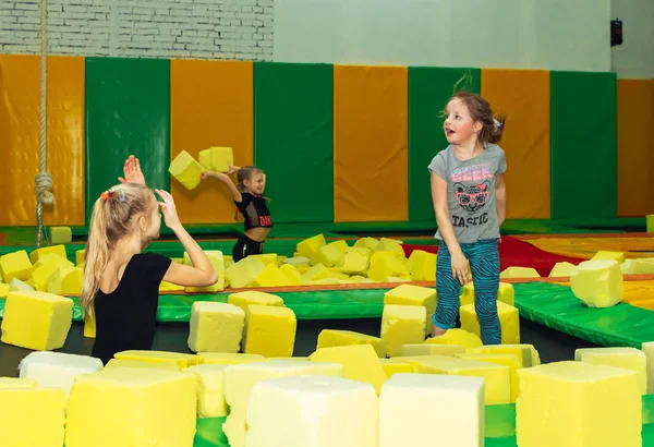 Februar 2019 Minsk Weißrussland Training Der Trampolinhalle Drei Junge Mädchen — Stockfoto