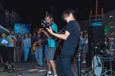 1 Eylül 2018 Minsk Beyaz Rusya sokak şenlikleri akşam şehrin adam keman ve gitar adam oynuyor, sokakta bir akşam konser.