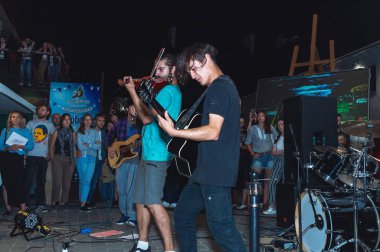 1 Eylül 2018 Minsk Beyaz Rusya sokak şenlikleri akşam şehrin adam keman ve gitar adam oynuyor, sokakta bir akşam konser.