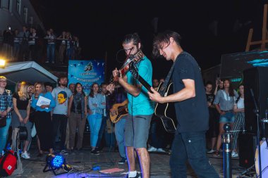 1 Eylül 2018 Minsk Beyaz Rusya sokak şenlikleri akşam şehrin adam keman ve gitar adam oynuyor, sokakta bir akşam konser.