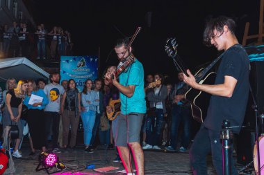 1 Eylül 2018 Minsk Beyaz Rusya sokak şenlikleri akşam şehrin adam keman ve gitar adam oynuyor, sokakta bir akşam konser.