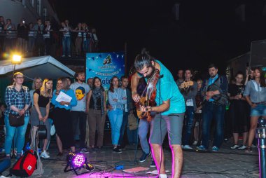 1 Eylül 2018 Minsk Beyaz Rusya sokak şenlikleri akşam şehrin bir adam bir keman ile insanların önünde sokakta oynuyor