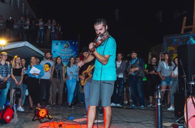 1 Eylül 2018 Minsk Beyaz Rusya sokak şenlikleri akşam şehrin bir adam bir keman ile insanların önünde sokakta oynuyor