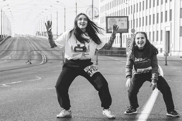 2019年3月8日 明斯克白俄罗斯妇女节比赛 3月8日 两个女孩在空路上跳舞 — 图库照片