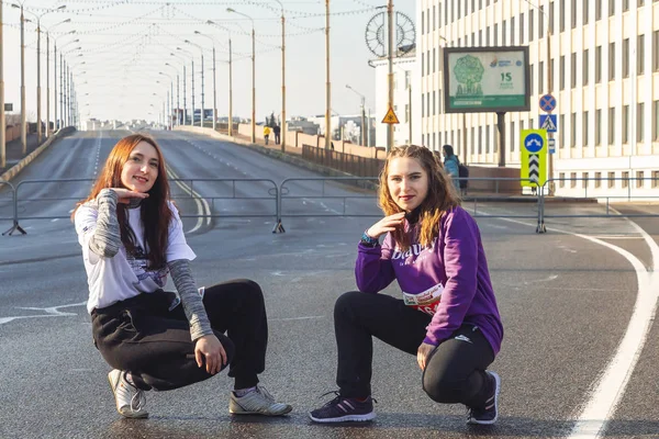 März 2019 Minsk Weißrussland Frauentag Rennen März Zwei Mädchen Tanzen — Stockfoto