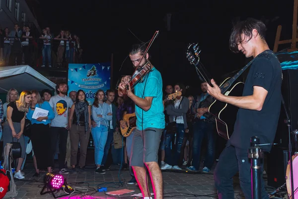 1 Eylül 2018 Minsk Beyaz Rusya sokak şenlikleri akşam şehrin adam keman ve gitar adam oynuyor, sokakta bir akşam konser.