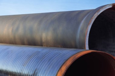 Su temini için büyük çaplı metal borular açık bir gökyüzü altında depolama alanlarında yalan