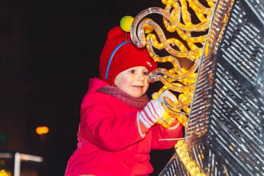 30 Aralık 2018 Minsk Belarus Yeni Yıl kutlamaları şehir meydanında. Küçük kız oturur ve parlayan bir at üzerinde tutar Close up