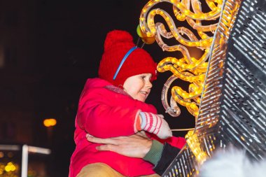 30 Aralık 2018 Minsk Belarus Yeni Yıl kutlamaları şehir meydanında. Baba elleri parlayan at üzerinde küçük kız tutun