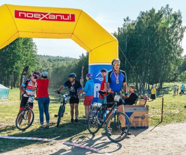 26-27 Mayıs 2018 Naliboki,Belarus Tüm Belarus amatör maratonu Naliboki İki bisikletçi şişme kemerden geçiyor. Kadın bir bisikletçi bir madalya astı.