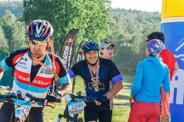 26-27 Mayıs 2018 Naliboki,Belarus Tüm Belarus amatör maratonu Naliboki Bisikletçiler şişme kemerle.
