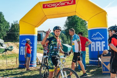 26-27 Mayıs 2018 Naliboki,Belarus Tüm Belarus amatör maratonu Naliboki Bisikletçi bisiklet ve boynunda bir madalya şişme kemer hakkında değer