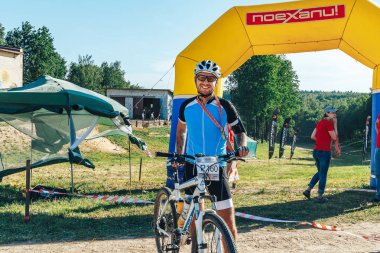 26-27 Mayıs 2018 Naliboki,Belarus Tüm Belarus amatör maratonu Naliboki Bir bisikletçi ile bir bisiklet ve boynunda bir madalya şişme kemer hakkında değer