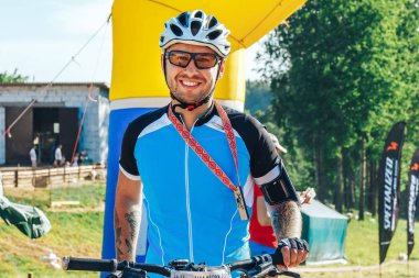 26-27 Mayıs 2018 Naliboki,Belarus Tüm Belarus amatör maratonu Naliboki Bir bisikletçi ile bir bisiklet ve boynunda bir madalya şişme kemer hakkında değer