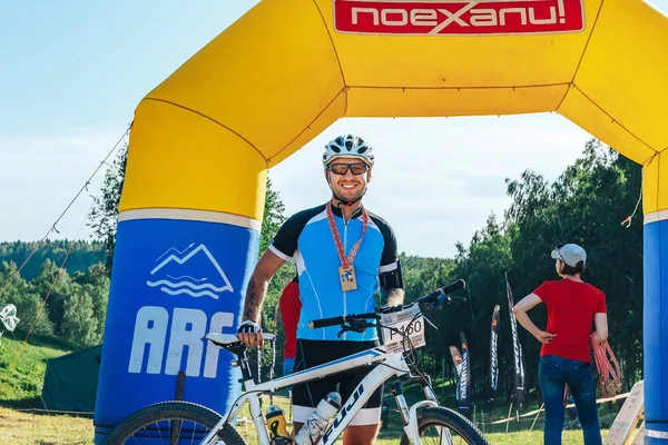 26-27 Mayıs 2018 Naliboki,Belarus Tüm Belarus amatör maratonu Naliboki Bir bisikletçi ile bir bisiklet ve boynunda bir madalya şişme kemer hakkında değer