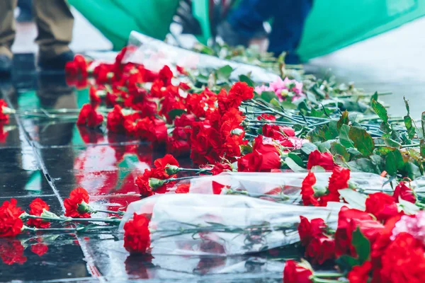 Red roses lie on the black granite — Stock Photo, Image