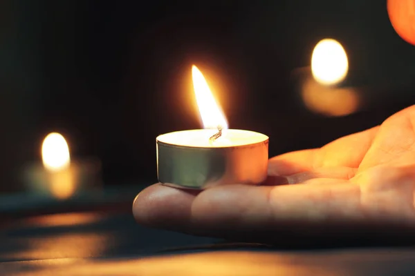 День памяти жертв Холокоста Рука держит свечу в день памяти . — стоковое фото