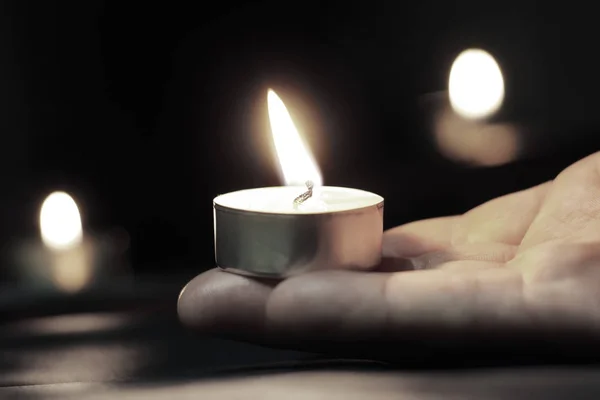 Memorial Day International Holocaust Remembrance Day The candle burns — Stock Photo, Image