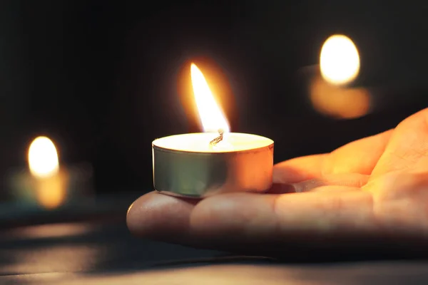 Día Internacional del Holocausto Día de la Memoria La vela arde —  Fotos de Stock
