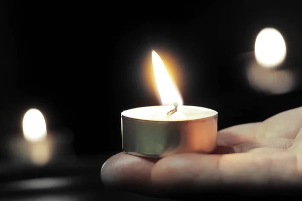 Memorial Day International Holocaust Remembrance Day The candle burns — Stock Photo, Image