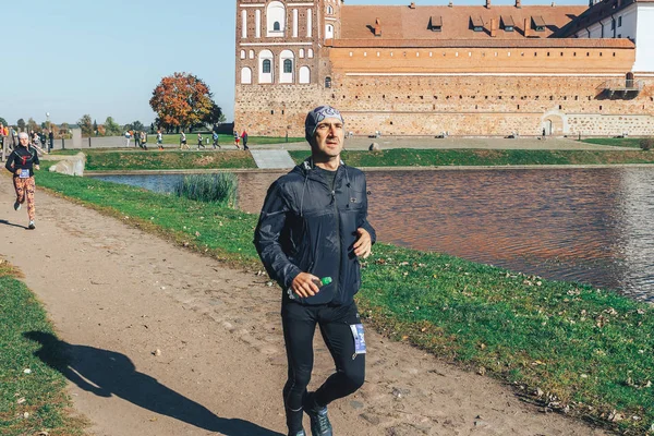 Octubre 2018 Novogrudok Bielorrusia Castle Road Atleta Masculino Corre Fondo — Foto de Stock