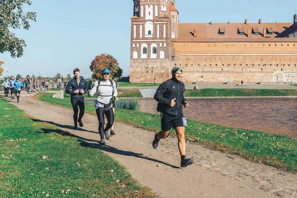 Octubre 2018 Novogrudok Bielorrusia Castle Road Tres Atletas Masculinos Corren — Foto de Stock