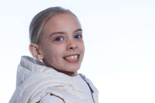 Vacker flicka med vitt hår i en lätt jacka — Stockfoto