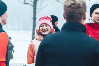 9 Şubat 2019 Minsk Belarus Koşusu 14 Şubat'a adanmış Qahanna Kadın koşucusu için yarış öncesi sporcular arasında gülen standlar