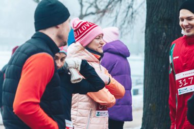9 Şubat 2019 Minsk Belarus Koşusu 14 Şubat'a adanmış Qahanna Bayan koşucusu yarış öncesi atletlerle güldü